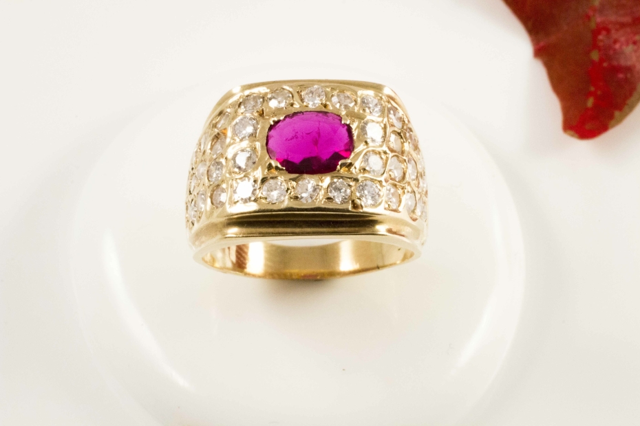 Rubin Ring Handarbeit mit Diamanten in 750er Gelbgold 