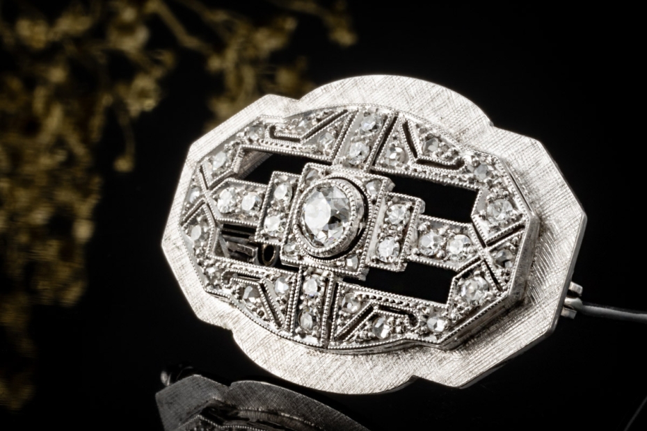 Antike Art Déco Brosche Ovale Nadel mit Altschliff Diamanten in Weißgold 