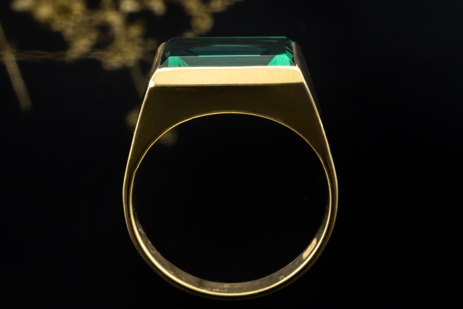 Ring mit natürlichem Spinell Treppenschliff rechteckig in 585er Gelbgold 