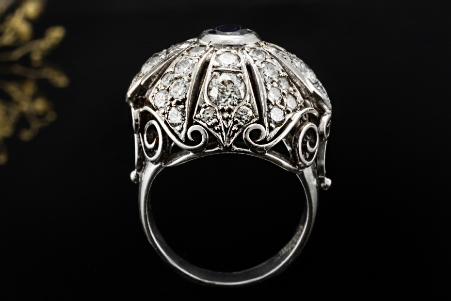 Antiker Cocktail Ring mit Saphir und Diamanten in feiner Weißgold Arbeit 