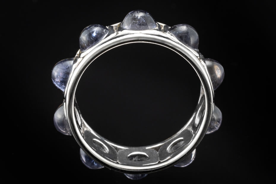 Memoire Ring mit Cabochon Iolith Goldschmiedearbeit in 750er Weißgold 