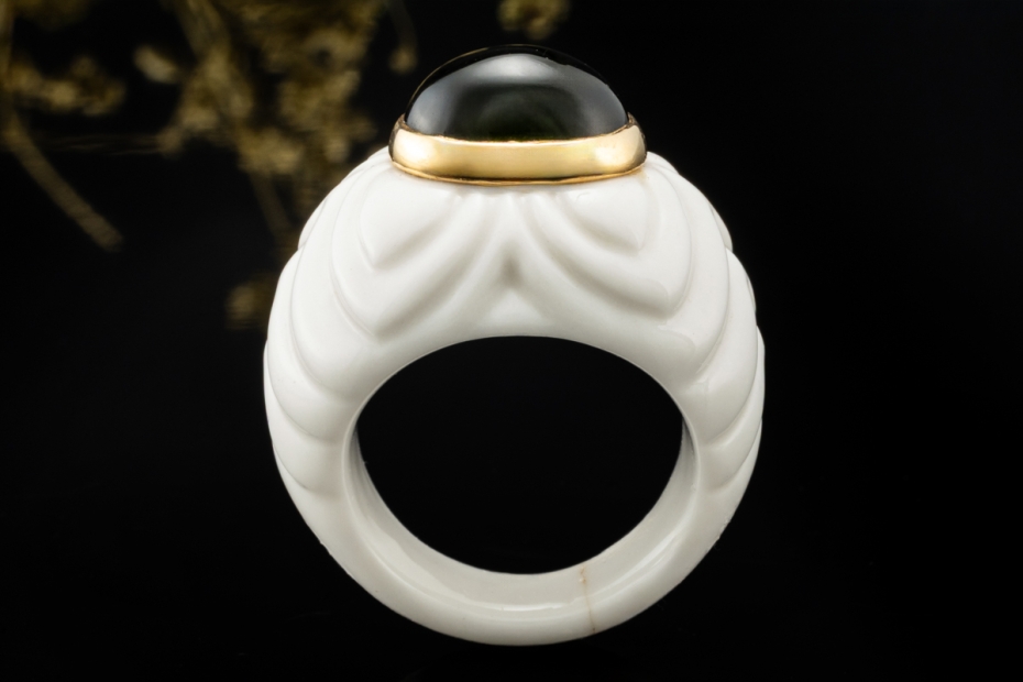 BVLGARI Ring Chandra mit grünem Turmalin Gelbgold 750 und weiße Keramik 