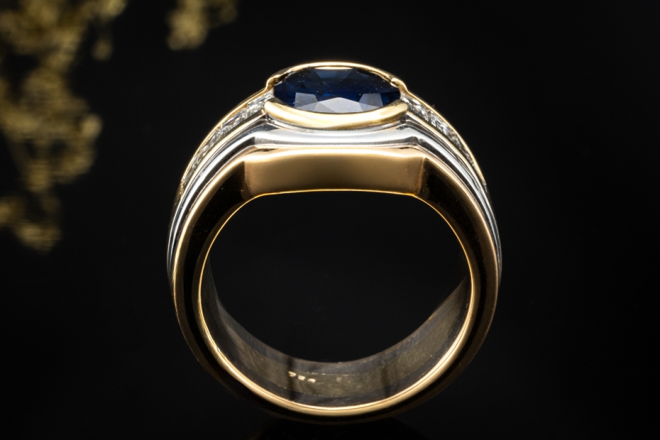 Ring mit Saphir und Diamanten im Baguetteschliff in 750er Gold Tricolor 
