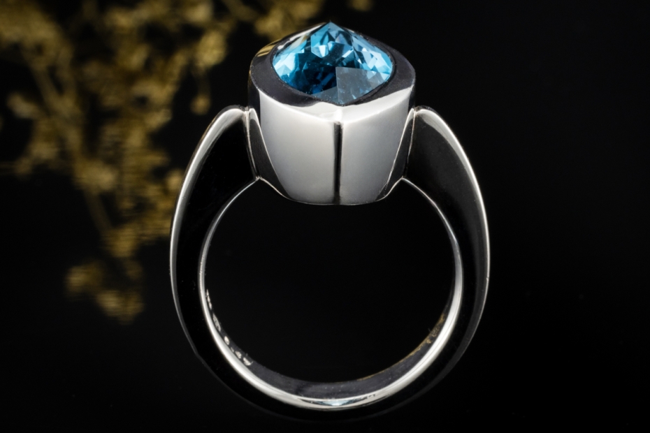 Ring Blauer Topas Edeltopas im Navetteschliff Massiv in 750er Weißgold 