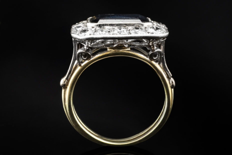 Ring Antik mit Saphir und Diamanten im Altschliff Handwerkskunst in Gold 