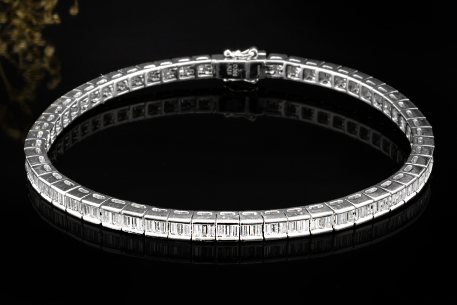 Luxuriöses Tennisarmband mit Baguetteschliff Diamanten in 750er Weißgold 