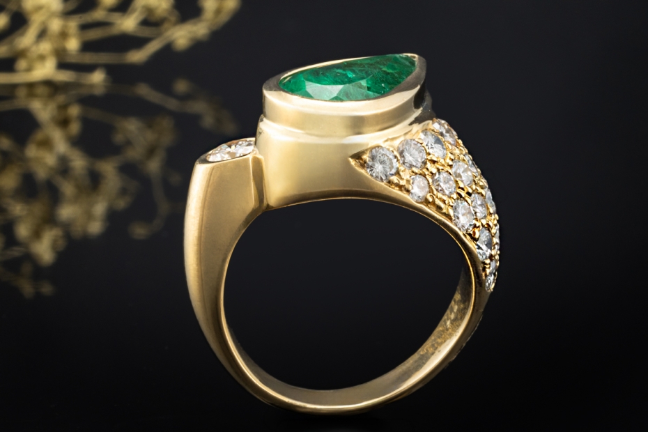 Ring mit Smaragd Tropfen und Diamanten spitz zulaufend in 750er Gelbgold 