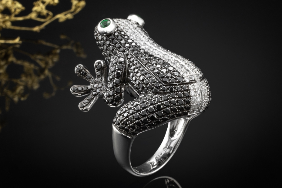 Frosch Designer Ring mit schwarzen und weißen Diamanten in Weißgold 750 