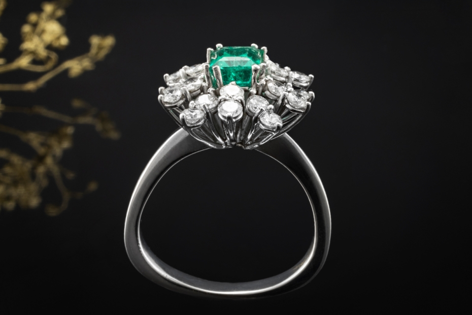 Klassischer Smaragd Cluster Ring mit Diamanten 750er Weißgold 18 Karat 
