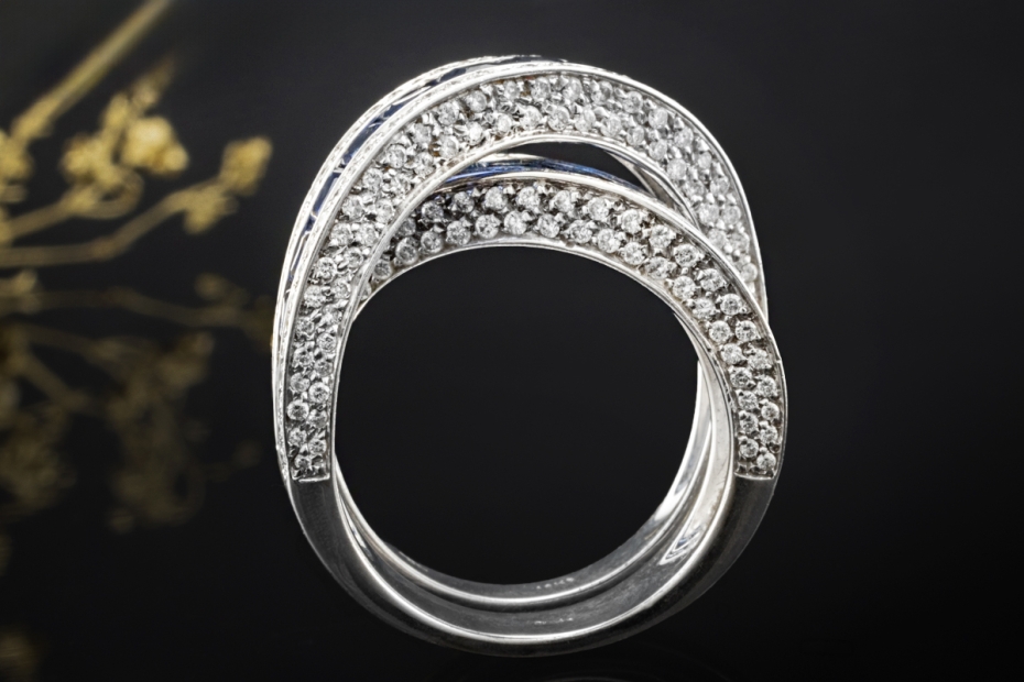 Crossover Ring mit Eckige Saphire und Diamanten in 750er Weißgold Arbeit 