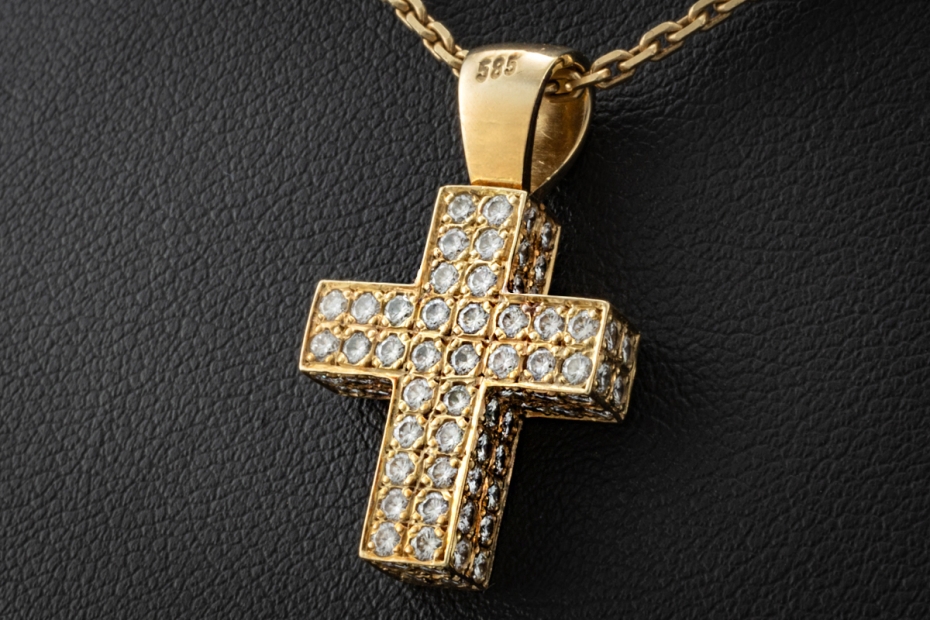 Kreuz Anhänger mit Diamanten im Pavé Vollbesatz gefertigt in Gelbgold 