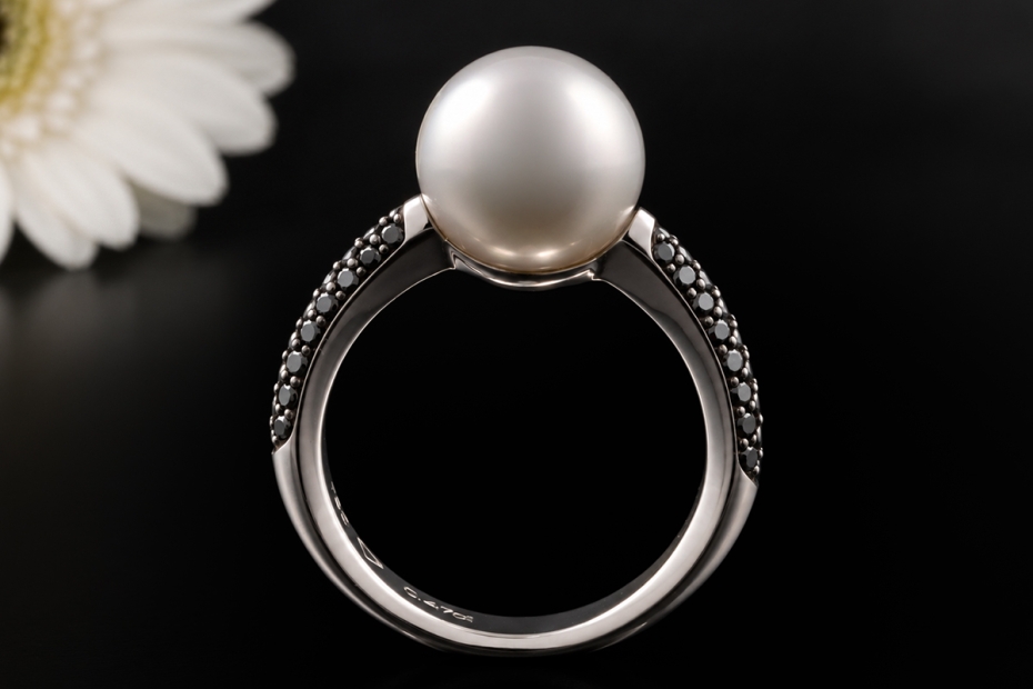 Ring mit Südsee Zuchtperle und schwarzen Diamanten in 750er Weißgold 