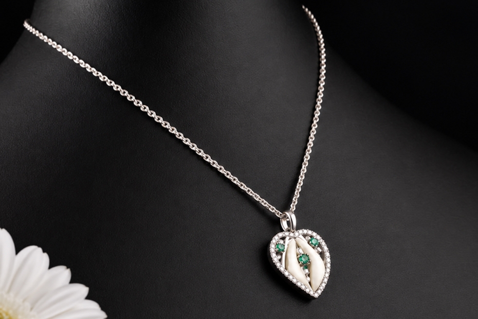 Traditionelles Jagdschmuck Collier Hollfelder Fuchszahnherz in Weißgold 