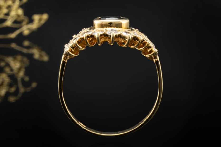 Saphir Ring Klassiker mit feurigen Diamanten 750er Gelbgold Handarbeit 