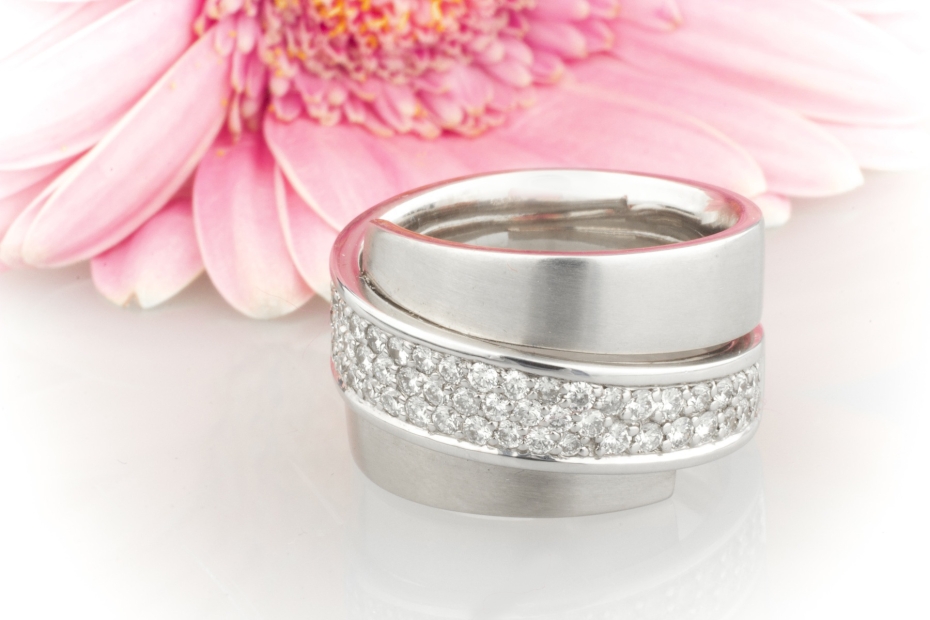 Designer Ring Massiv in 750er Weißgold Breit mit Top Brillanten 