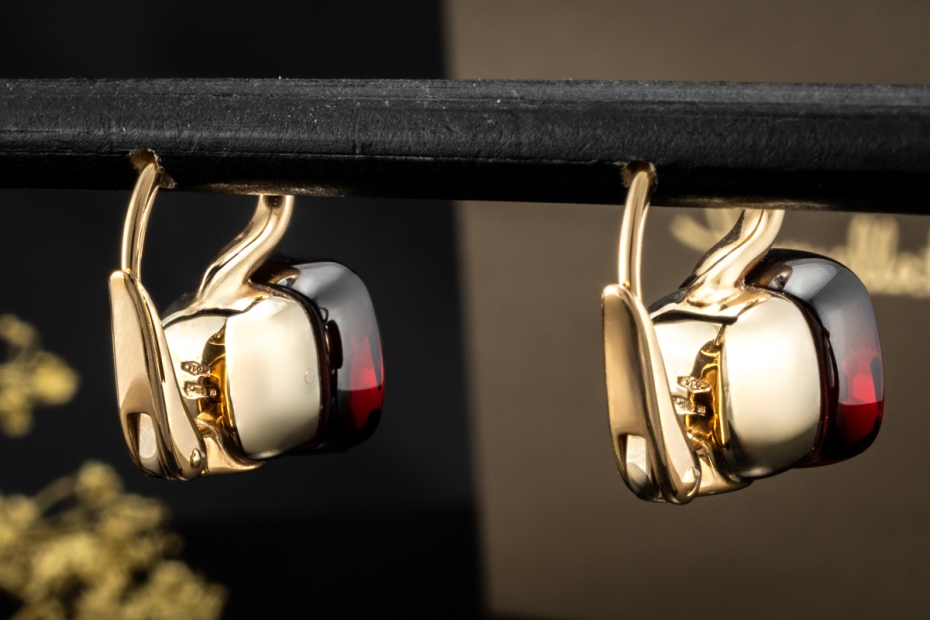 Pomellato Ohrringe Ohrstecker Nudo Classic mit Granat in 750er Gelbgold 