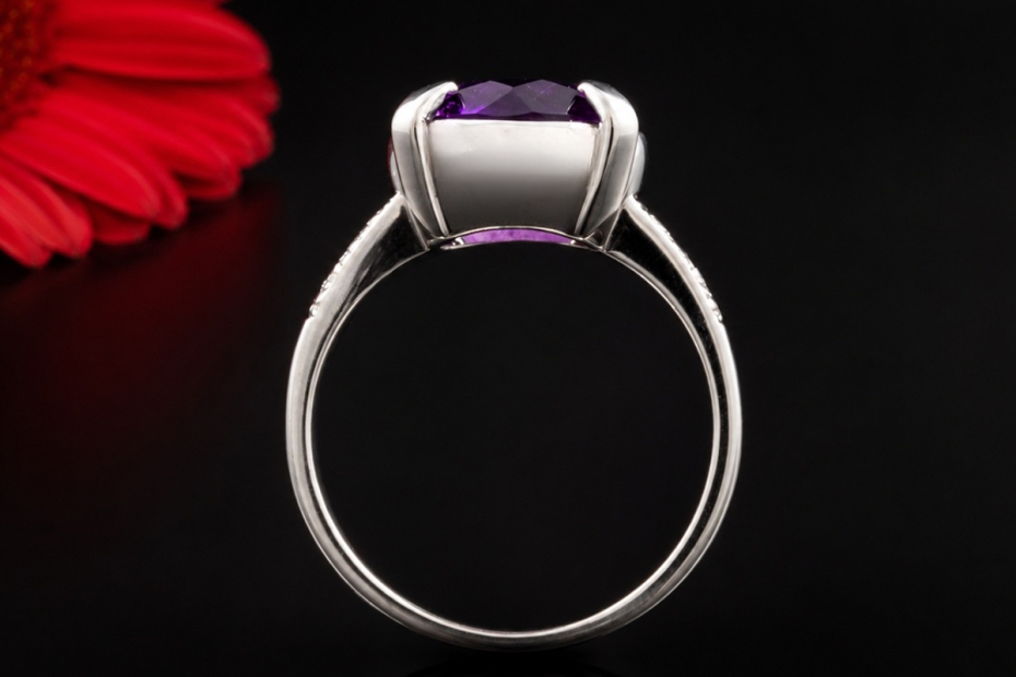 Hollfelder Ring mit facettiertem Amethyst und Diamanten in Weißgold 750 