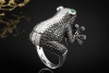 Frosch Designer Ring mit schwarzen und weißen Diamanten in Weißgold 750 