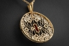 Großer runder Art déco Anhänger mit Diamanten und Rubin in Gelbgold 750 