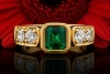 Klassischer Ring mit farbintensivem Smaragd und Diamanten in 750er Gold 