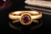 Hollfelder Creations Solitär Ring Roter Granat Mattiertes 750er Roségold 