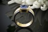 Farbintensiver Saphir Ring mit Baguette Diamanten in 750er Gold Bicolor Gelbgold Weißgold 