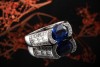 High Jewellery Arbeit Ring intensiver Saphir mit Top Diamanten Weißgold 