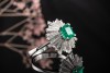 Traum Smaragd Ring Goldschmiedearbeit mit Trapez Diamanten Weißgold 750 