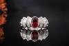 Rubin Ring Ovalschliff facettiert farbintensiv mit Diamanten in Weißgold 