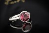 Solitär Ring mit großem Rhodolith im Rundschliff Massiv in Weißgold 750 