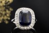 Antiker Saphir Ring mit Diamantkranz im Cushion Design in 750er Weißgold 