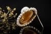Antiker Klassiker Kamee-Brosche aus Achat mit Perlen in 585er Gelbgold 