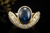 Imposanter Ring mit Cabochon Saphir formschön mit Diamanten Gelbgold 750 