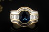 Ring mit Saphir und Diamanten im Baguetteschliff in 750er Gold Tricolor 