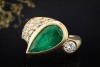 Ring mit Smaragd Tropfen und Diamanten spitz zulaufend in 750er Gelbgold 