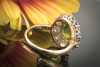 Antiker Ring mit Peridot Olivin und 2 Carat Top Brillanten in Rotgold  