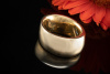 Schwungvolles Ring Design mit Saphir Smaragd und Brillant in Gelbgold 