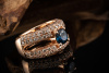 Moderner Designer Ring mit blauem Saphir und Brillanten in 750er Rotgold 