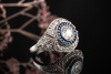 Art Deco Ring mit Diamanten und Saphir Kranz Platin Goldschmiedearbeit 