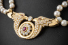 Akoya Perlenkette 2 Adler Collier mit Diamanten und Rubin 750er Gelbgold 