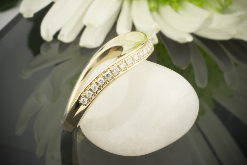 Hoher Ring mit schwungvollem Design in 585er Gelbgold mit Diamanten 