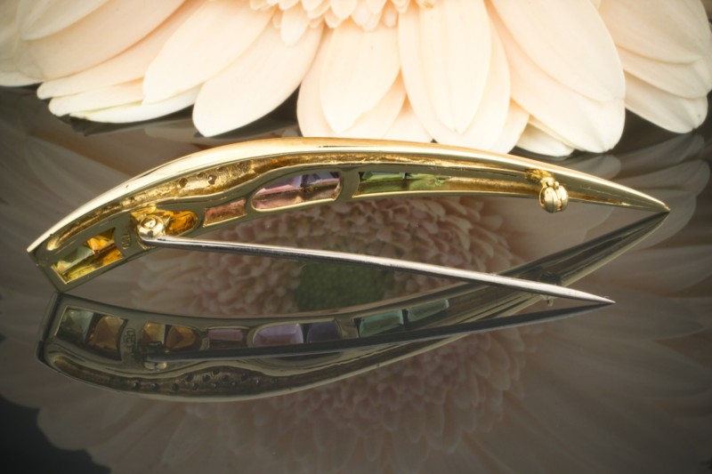 Lange Brosche Nadel mit Farbedelsteinen und Diamanten in 750er Gelbgold 
