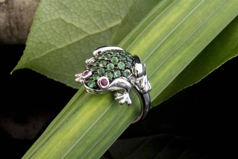 Tier Motiv Ring Frosch in 750er Weißgold mit Tsavorite und Rubin 