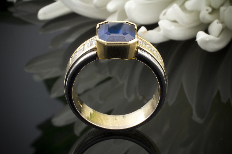 Farbintensiver Saphir Ring mit Baguette Diamanten in 750er Gold Bicolor Gelbgold Weißgold 