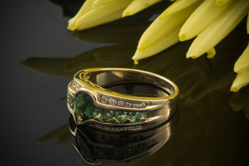 Sommerlicher Ring mit Tsavorit & Brillanten in 750er Gelbgold 