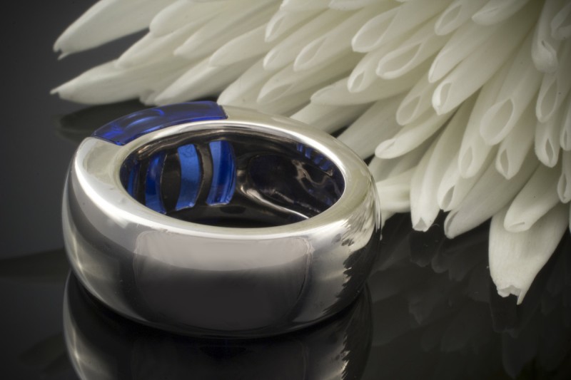 Cadeaux Designer Ring blau mit Solitär Diamant in 750er Weißgold 