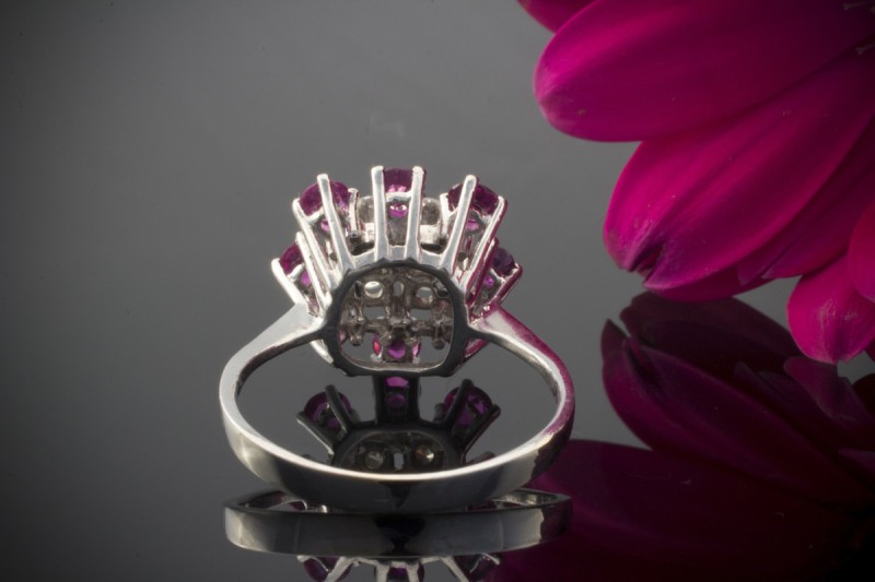 Wunderschöner Weißgold Ring mit Brillanten und Rubin in 585er Gold 
