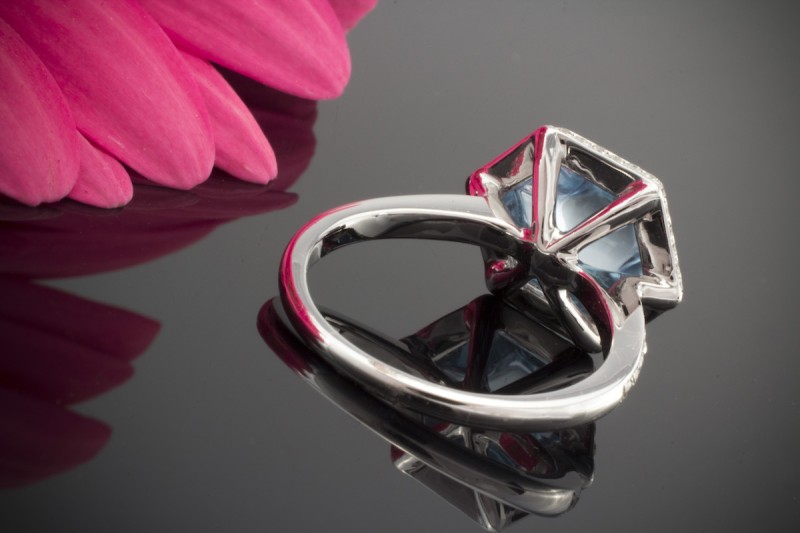 Moderner Klassiker Blautopas sechseckig mit Brillanten in Weißgold 750 LP 3.800,- 