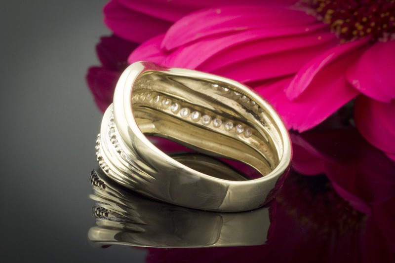 Breiter Gelbgold Ring geschwungen mit Brillanten in 585er Gold 