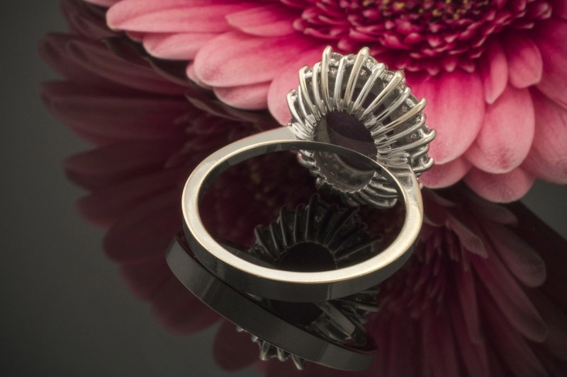 Sternrubin Ring mit Brillanten klassische Form in 750er Weißgold 